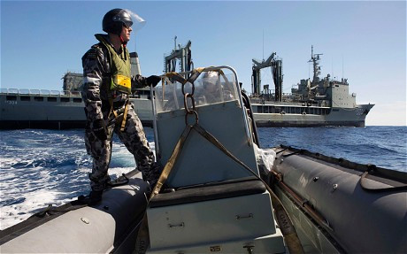 Những nỗ lực tìm kiếm chiếc máy bay mất tích đang ngày càng tuyệt vọng nhưng vẫn được gấp rút trước khi hoạt động trở nên khó khăn hơn. Những nỗ lực tìm kiếm chiếc máy bay mất tích đang ngày càng tuyệt vọng nhưng vẫn được gấp rút trước khi hoạt động trở nên khó khăn hơn.