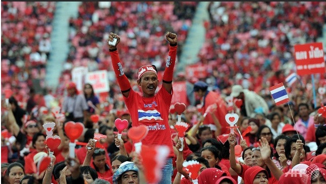 Người biểu tình ủng hộ chính phủ áo đỏ. Người biểu tình ủng hộ chính phủ áo đỏ.