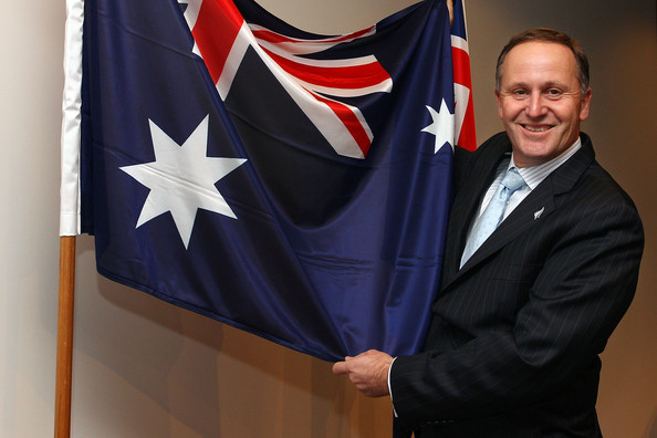 Thủ tướng New Zeland bên cạnh quốc kỳ hiện tại. Thủ tướng New Zeland bên cạnh quốc kỳ hiện tại.