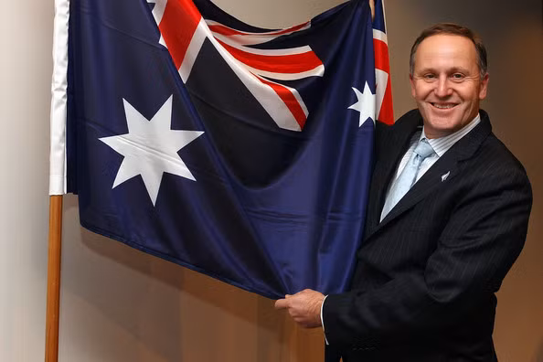 Thủ tướng New Zeland bên cạnh quốc kỳ hiện tại. Thủ tướng New Zeland bên cạnh quốc kỳ hiện tại.