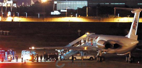 Chuyên cơ của ông Kim Jong-un đưa đoàn quan chức cấp cao Triều Tiên tới thăm Hàn Quốc. Chuyên cơ của ông Kim Jong-un đưa đoàn quan chức cấp cao Triều Tiên tới thăm Hàn Quốc.