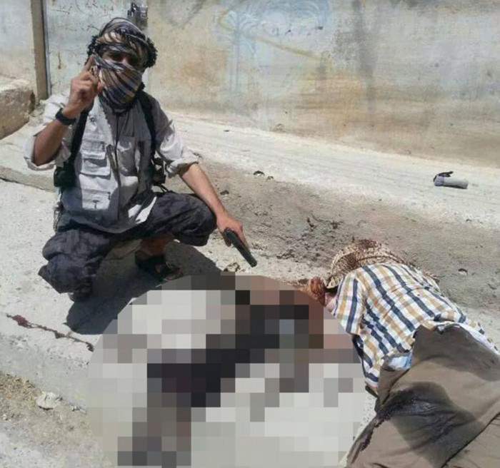 Chiến binh IS sát hại một người Yazidi. Chiến binh IS sát hại một người Yazidi.