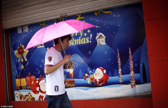 Ngày nào trong thị trấn cũng tràn ngập không khí Giáng sinh.