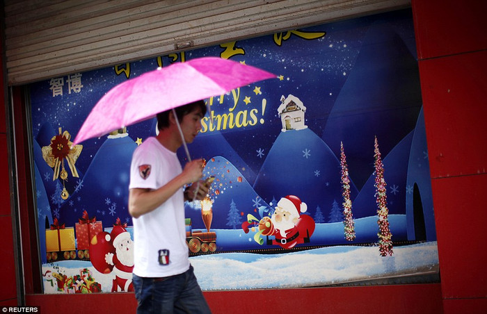 Ngày nào trong thị trấn cũng tràn ngập không khí Giáng sinh.