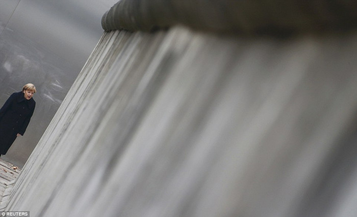 Thủ tướng Đức Angela Merkel tại một phần còn lại của Bức tường Berlin.