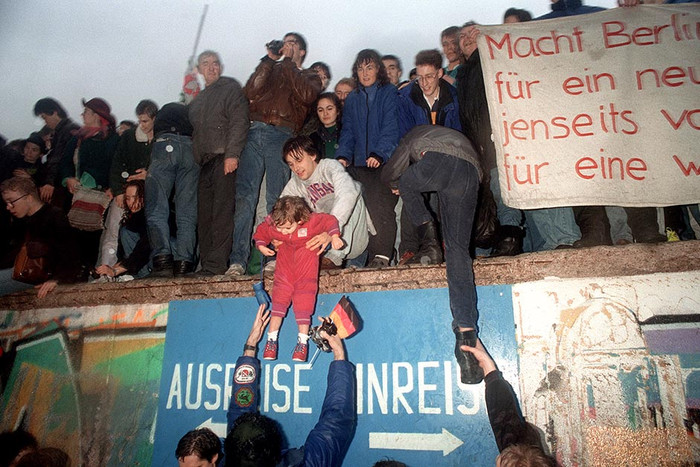 Người Đông Đức chào đón người Tây Đức khi Bức tường sụp đổ.