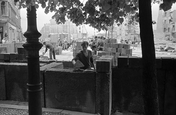 Tường được xây dựng từ ngày 13/81961 và sau đó tân trang lại nhiều lần đến khi đạt chiều cao 3,6-mét. Tường được xây dựng bằng bê tông, kim loại, hàng rào điện và tháp canh. Chiều dài của nó đạt 155 km.