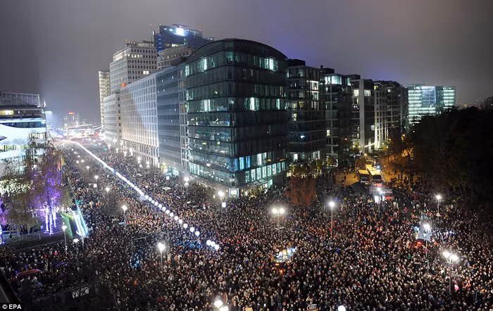 Người Đức đổ xuống đường ăn mừng kỷ niệm 25 năm kết thúc Chiến tranh Lạnh hôm 9/11/2014.