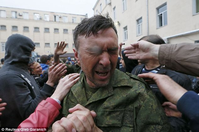 Một người biểu tình được giải thoát khỏi đồn cảnh sát.