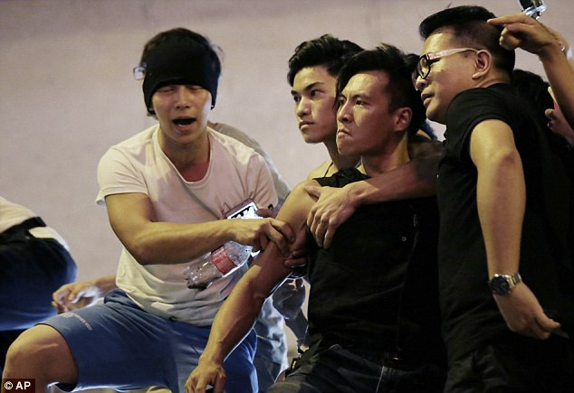 Những người biểu tình ủng hộ và phản đối Bắc Kinh đối đầu nhau. Những người biểu tình ủng hộ và phản đối Bắc Kinh đối đầu nhau.