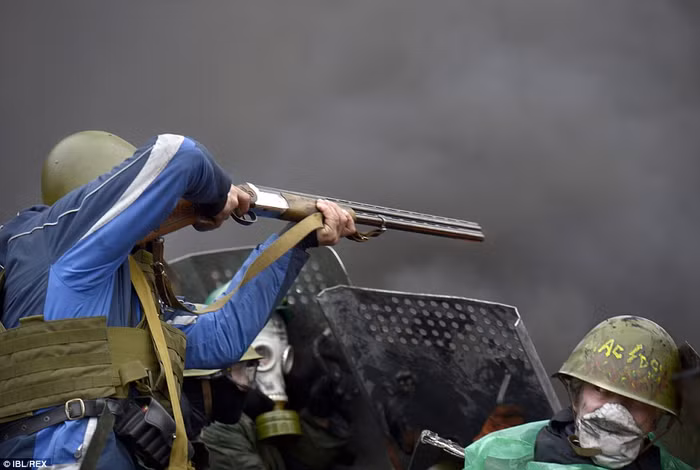 Người biểu tình dùng súng hai nòng.