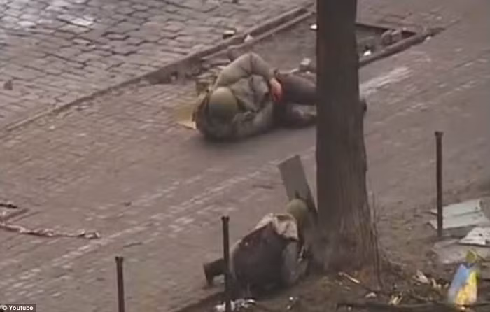 Một người biểu tình bị thương sau khi bị lính bắn tỉa bắn.