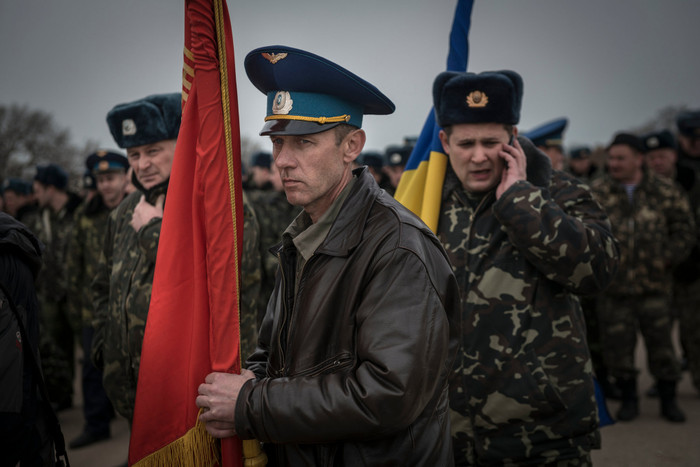 Quân nhân Ukraine đòi lại căn cứ từ những tay súng có vũ trang nhưng không thành. Quân nhân Ukraine đòi lại căn cứ từ những tay súng có vũ trang nhưng không thành.