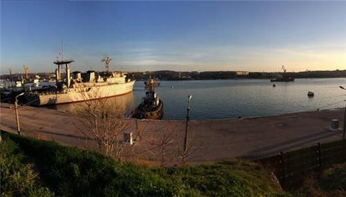Tàu Nga (trái) và tàu Ucraine tại Crimea. Tàu Nga (trái) và tàu Ucraine tại Crimea.