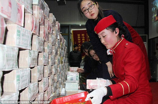 Tiền thưởng được đếm và trả trực tiếp ngay tại lễ phát thưởng. Tiền thưởng được đếm và trả trực tiếp ngay tại lễ phát thưởng.