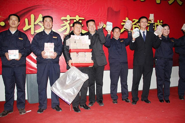 Mức thưởng Tết của một nhân viên của công ty này cao gấp mấy lần lương mỗi năm của một người phương Tây. Mức thưởng Tết của một nhân viên của công ty này cao gấp mấy lần lương mỗi năm của một người phương Tây.