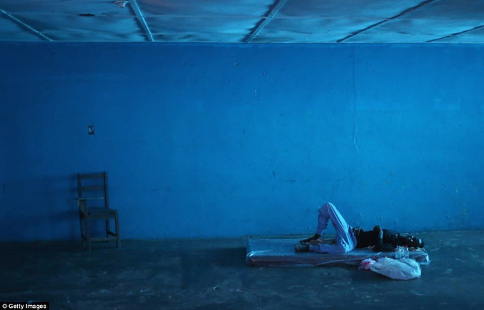 Người bị nghi nhiễm Ebola phải ngủ trên sàn nhà trong trung tâm cách ly.