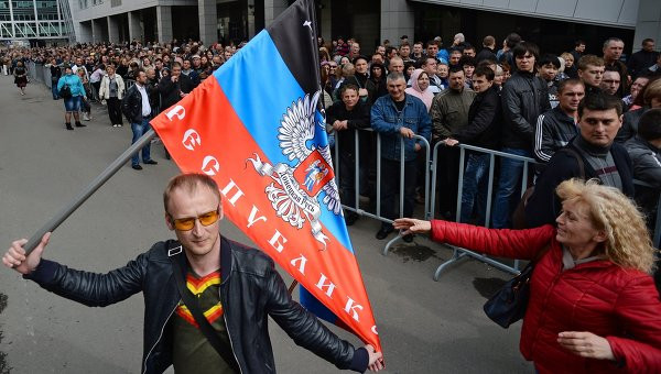 Người biểu tình Đông Ukraine ủng hộ ly khai.