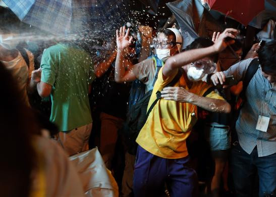 Người biểu tình trang bị dù và kính đối phó với các cuộc tấn công hơi cay của cảnh sát. Người biểu tình trang bị dù và kính đối phó với các cuộc tấn công hơi cay của cảnh sát.