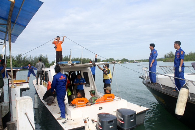 Lực lượng cứu hộ Indonesia tiếp tục tìm kiếm vào ngày 29/12. Lực lượng cứu hộ Indonesia tiếp tục tìm kiếm vào ngày 29/12.