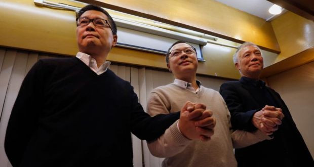 Ba người khởi xướng phong trào Chiếm Trung ương nộp mình cho cảnh sát.