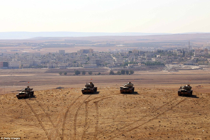 Xe tăng Thổ Nhĩ Kỳ dàn trận trên biên giới sát Kobani.