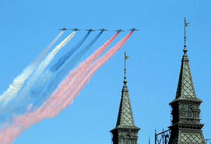 Máy bay quân sự Nga trình diễn nhào lộn trong lễ diễu binh tái hiện lịch sử. Máy bay quân sự Nga trình diễn nhào lộn trong lễ diễu binh tái hiện lịch sử.