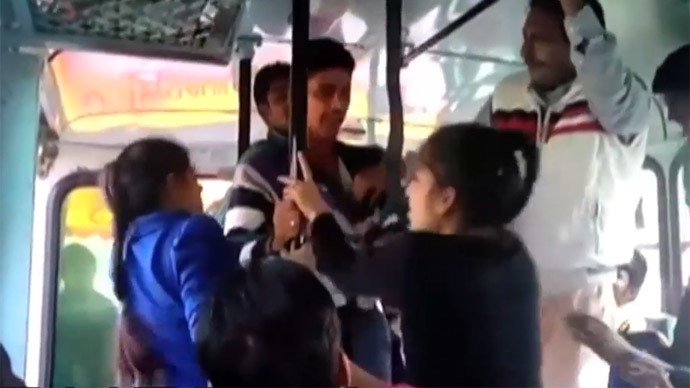 Hai chị em Aarti và Pooja cố gắng chống lại ba kẻ quấy rối cao lớn trên xe bus. Hai chị em Aarti và Pooja cố gắng chống lại ba kẻ quấy rối cao lớn trên xe bus.