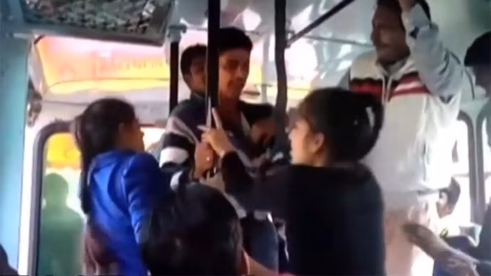 Hai chị em Aarti và Pooja cố gắng chống lại ba kẻ quấy rối cao lớn trên xe bus.