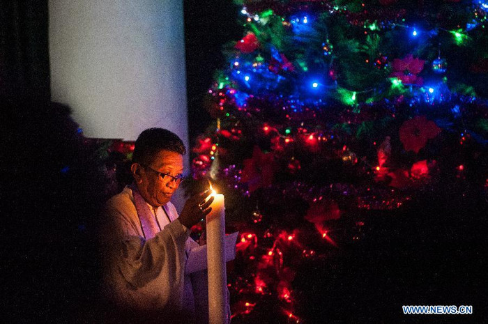 Thắp nến trước lễ cầu nguyện tại nhà thờ ở Jakarta, Indonesia.