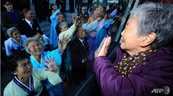 Các gia đình người Triều Tiên, Hàn Quốc trong cuộc đoàn tụ. Các gia đình người Triều Tiên, Hàn Quốc trong cuộc đoàn tụ.