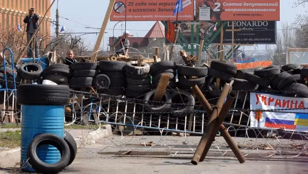 Một trạm kiểm soát của lực lượng ly khai tại Luhansk. Một trạm kiểm soát của lực lượng ly khai tại Luhansk.