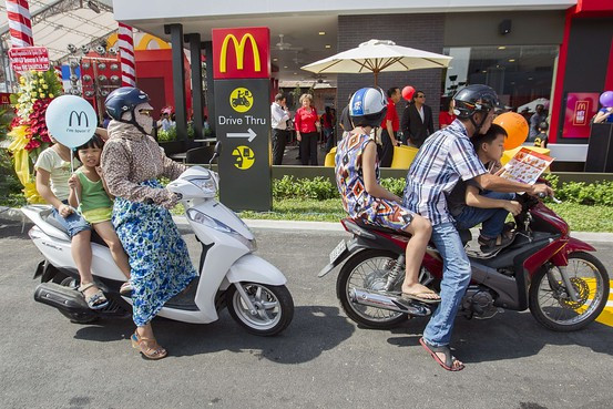 McDonald's là nhà hàng 24 giờ phục vụ các lái xe qua đường đầu tiên ở Việt Nam. McDonald's là nhà hàng 24 giờ phục vụ các lái xe qua đường đầu tiên ở Việt Nam.