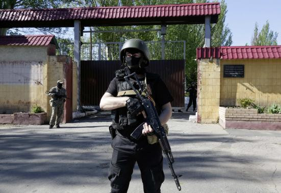 Lực lượng mặc đồng phục đen đeo phù hiệu Nga đã tấn công đồn biên phòng Ukraine. Lực lượng mặc đồng phục đen đeo phù hiệu Nga đã tấn công đồn biên phòng Ukraine.