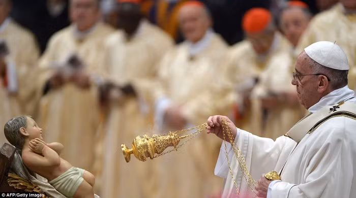 Giáo hoàng Francis cử hành Thánh lễ trong đêm Giáng sinh tại nhà thờ St Peter ở Vatican.