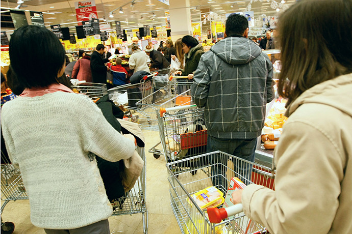 Các cửa hàng ở Nga tấp nập người mua hàng tích trữ vì lo ngại tăng giá. Các cửa hàng ở Nga tấp nập người mua hàng tích trữ vì lo ngại tăng giá.