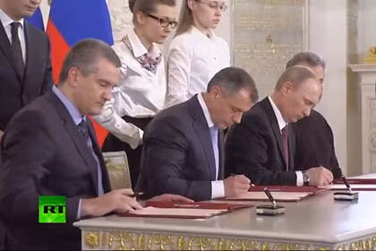 Tổng thống Putin và các nhà lãnh đạo Crimea, Sevastopol ký thỏa thuận sáp nhập vào Liên bang Nga.