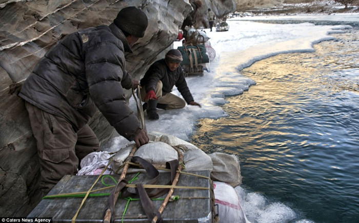 Băng qua đoạn sông hẹp băng mỏng để về nhà. Băng qua đoạn sông hẹp băng mỏng để về nhà.