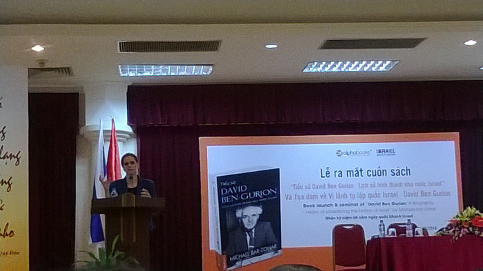 Đại sứ Israel Meirav Eilon Shahar tại lễ ra mắt cuốn sách. Đại sứ Israel Meirav Eilon Shahar tại lễ ra mắt cuốn sách.
