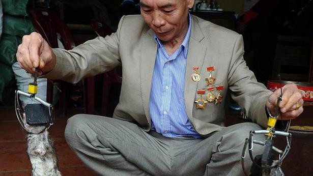 Loại bẫy này không cần mồi và hoạt động nhờ một chiếc lò xo rất mạnh. Loại bẫy này không cần mồi và hoạt động nhờ một chiếc lò xo rất mạnh.