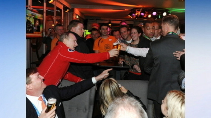 Tổng thống Putin nâng ly chúc mừng các vận động viên giành chiến thắng trong cuộc thi tại Sochi.