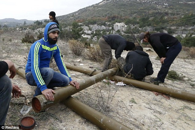 Phiến quân Syria dựng bệ phóng tên lửa di động.