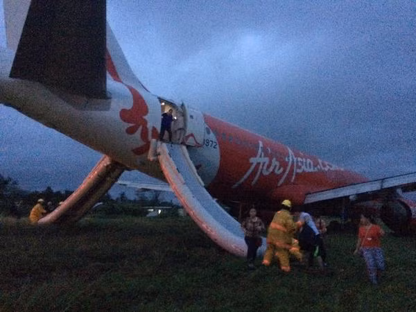 Hình ảnh chiếc máy bay của AirAsia trượt khỏi đường băng tại Philippines hôm 30.12. Hình ảnh chiếc máy bay của AirAsia trượt khỏi đường băng tại Philippines hôm 30.12.
