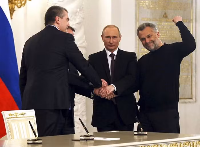 Tổng thống Putin và các nhà lãnh đạo Crimea, Sevastopol bắt tay nhau sau khi ký kết hiệp ước sáp nhập vào Liên bang Nga.