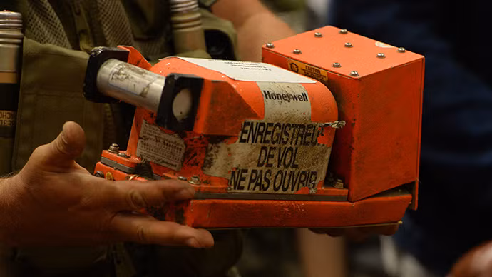 Hộp đen của chuyến bay MH17 bị rơi ở Ukraine. Hộp đen của chuyến bay MH17 bị rơi ở Ukraine.