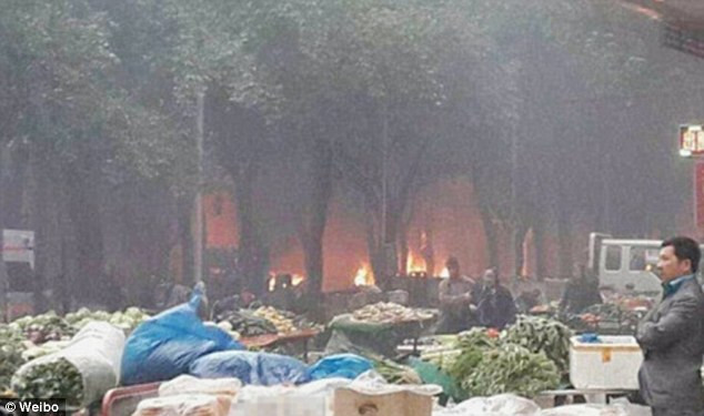 Lửa và khói đen bốc lên từ hiện trường vụ tấn công khủng bố. Lửa và khói đen bốc lên từ hiện trường vụ tấn công khủng bố.