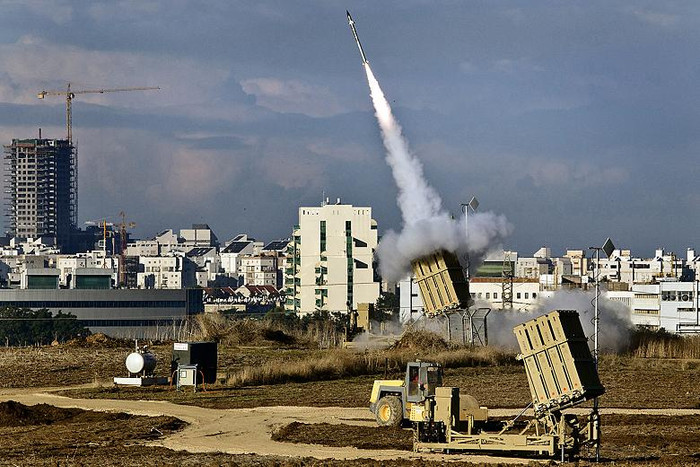 Hệ thống Iron Dome bảo vệ các thành phố của Israel khỏi các cuộc tấn công tên lửa từ Gaza. Hệ thống Iron Dome bảo vệ các thành phố của Israel khỏi các cuộc tấn công tên lửa từ Gaza.