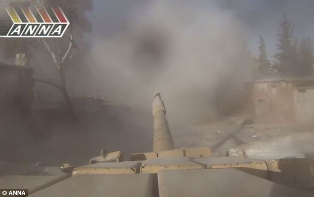 Xe tăng quân đội Syria bắn các mục tiêu phiến quân. Xe tăng quân đội Syria bắn các mục tiêu phiến quân.