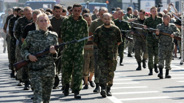 Tù binh là các binh sĩ Ukraine được lực lượng ly khai đưa đi diễu hành trên đường phố. Tù binh là các binh sĩ Ukraine được lực lượng ly khai đưa đi diễu hành trên đường phố.