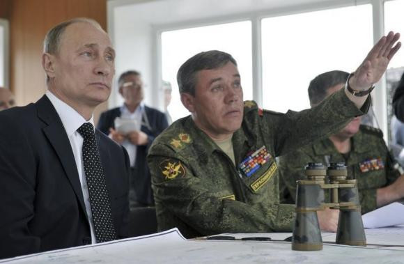 Tổng thống Nga Vladimir Putin và Tham mưu trưởng Valery Gerasimov xem diễn tập quân sự trong khu vực Zabaykalsky của Nga ngày 17 tháng 7 năm 2013. Tổng thống Nga Vladimir Putin và Tham mưu trưởng Valery Gerasimov xem diễn tập quân sự trong khu vực Zabaykalsky của Nga ngày 17 tháng 7 năm 2013.